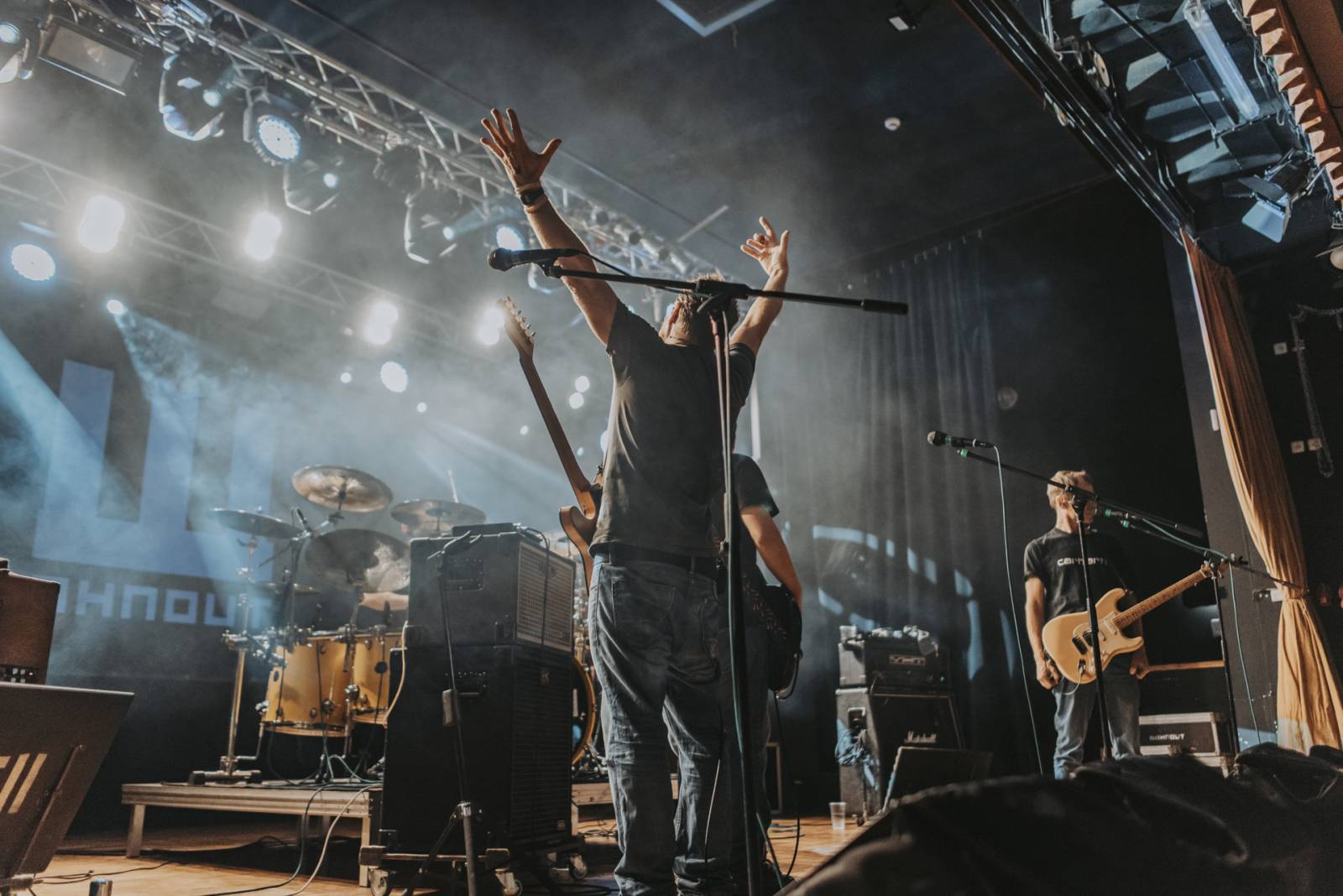 Wohnout zase elektricky. Kapela roztančila Plzeň, jejím hostem byli Resumé