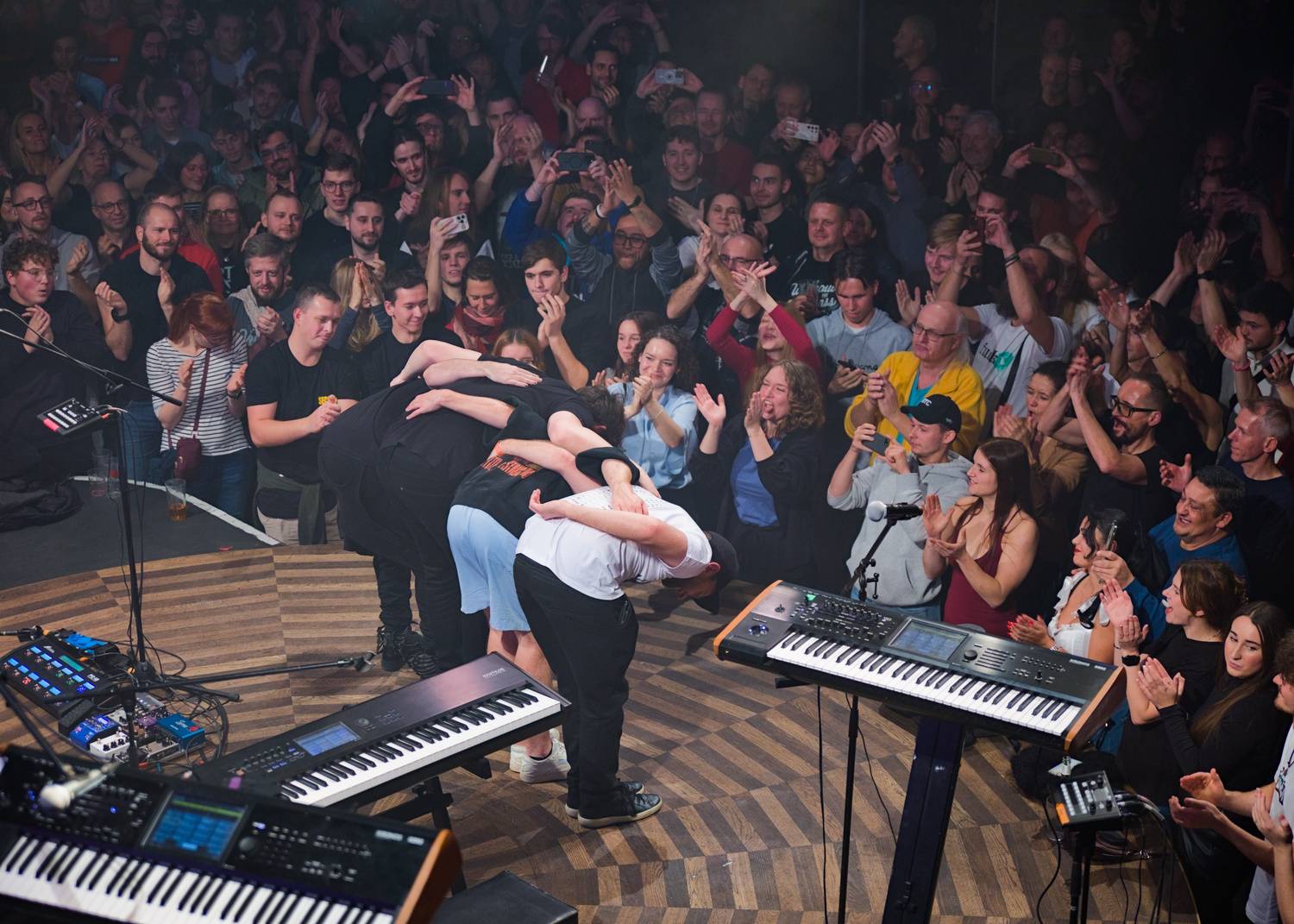 Dirty Loops odpálili v Lucerna Music Baru pořádnou nálož funku