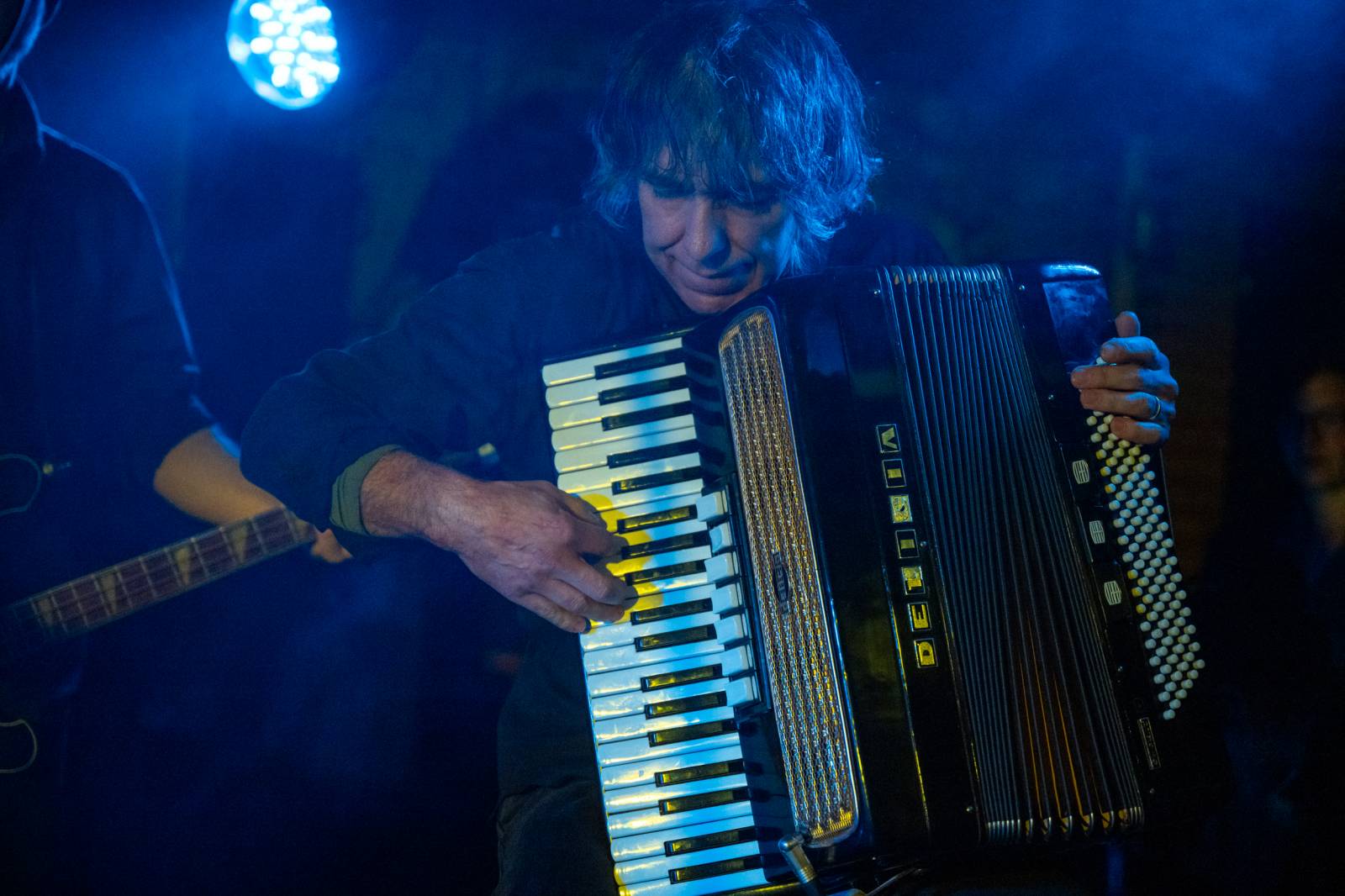 Schodiště pokřtilo v Café V lese modrou část svého 2LP, kmotrem se stal Golda ze Znouzectnosti