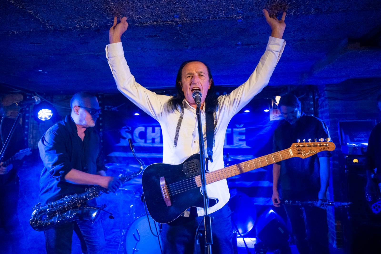 Schodiště pokřtilo v Café V lese modrou část svého 2LP, kmotrem se stal Golda ze Znouzectnosti