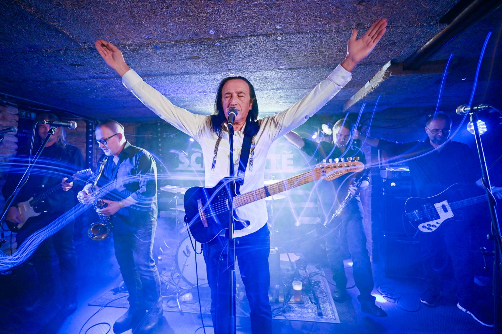 Schodiště pokřtilo v Café V lese modrou část svého 2LP, kmotrem se stal Golda ze Znouzectnosti