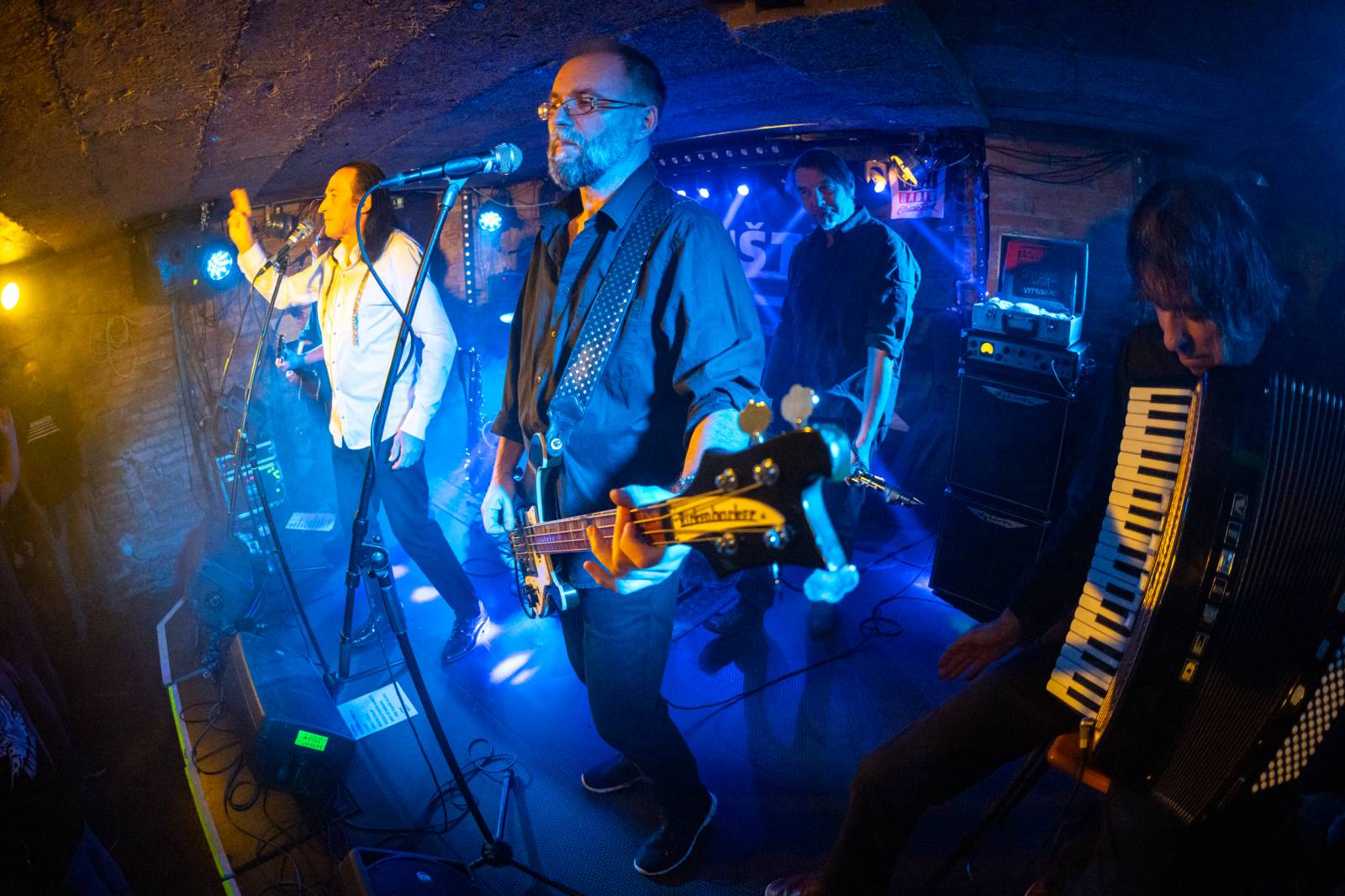 Schodiště pokřtilo v Café V lese modrou část svého 2LP, kmotrem se stal Golda ze Znouzectnosti