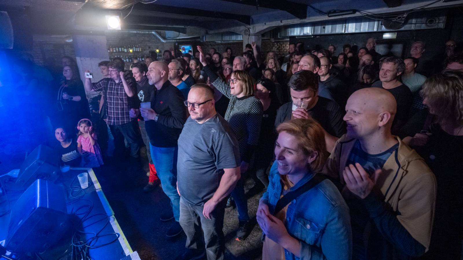 Schodiště pokřtilo v Café V lese modrou část svého 2LP, kmotrem se stal Golda ze Znouzectnosti