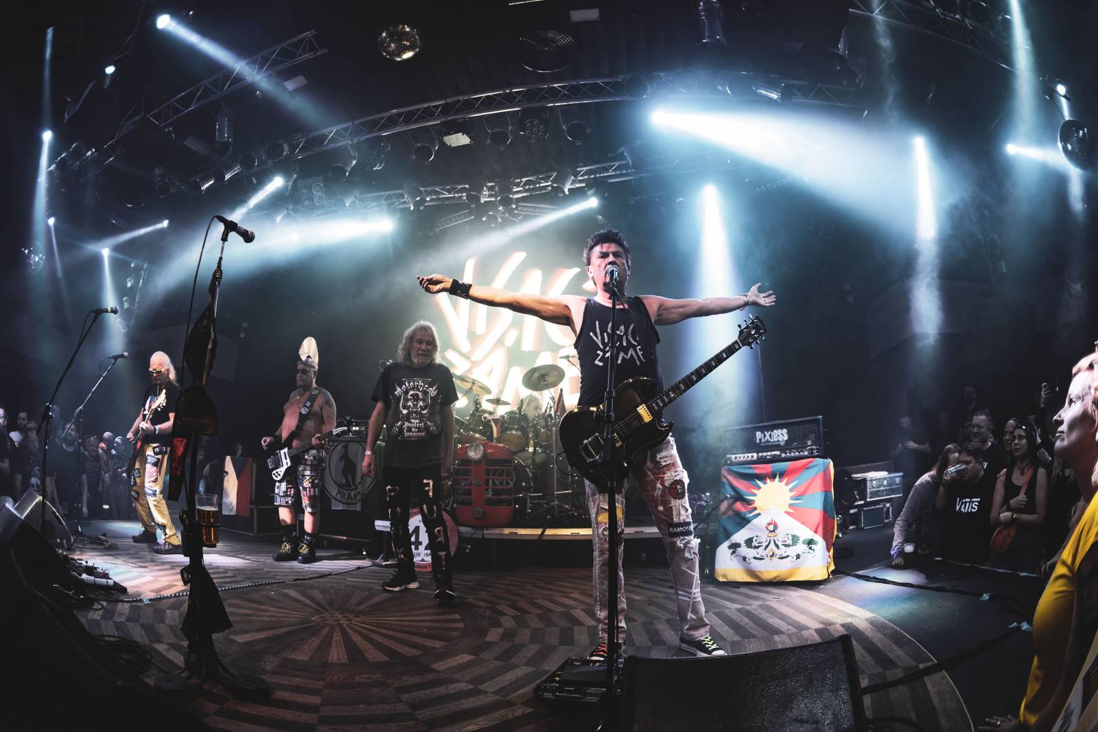 Visací zámek odehrál v Lucerna Music Baru poslední koncert letošního roku, oslavil jím 42 let na scéně