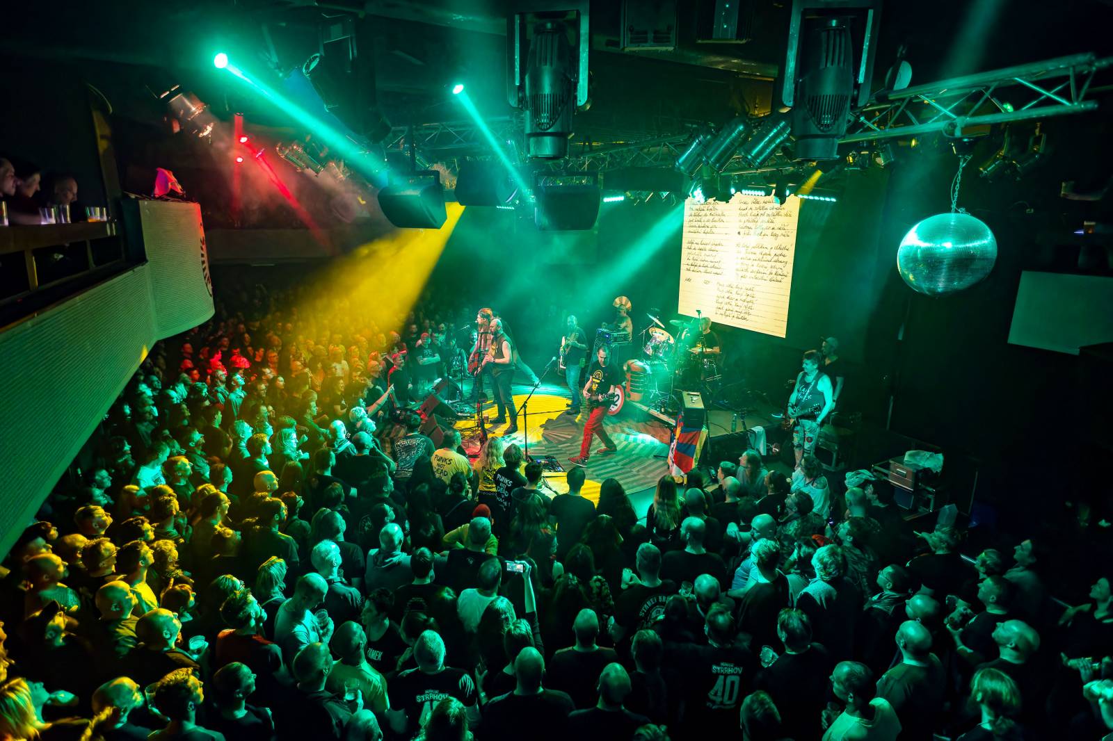 Visací zámek odehrál v Lucerna Music Baru poslední koncert letošního roku, oslavil jím 42 let na scéně