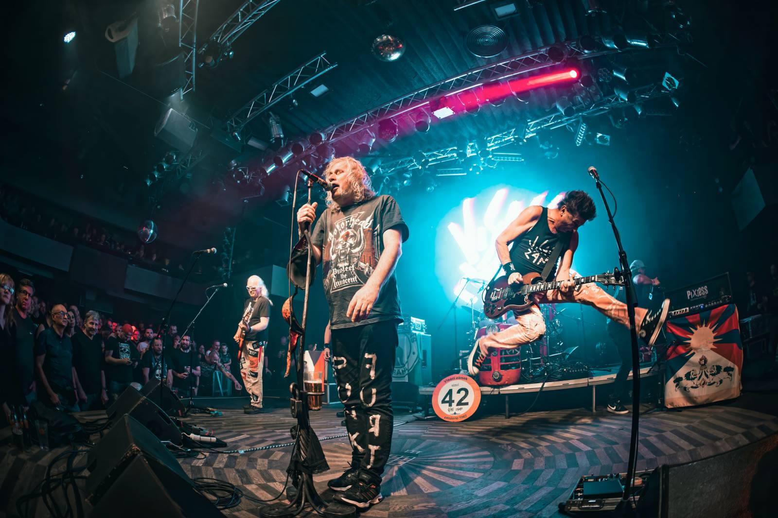 Visací zámek odehrál v Lucerna Music Baru poslední koncert letošního roku, oslavil jím 42 let na scéně