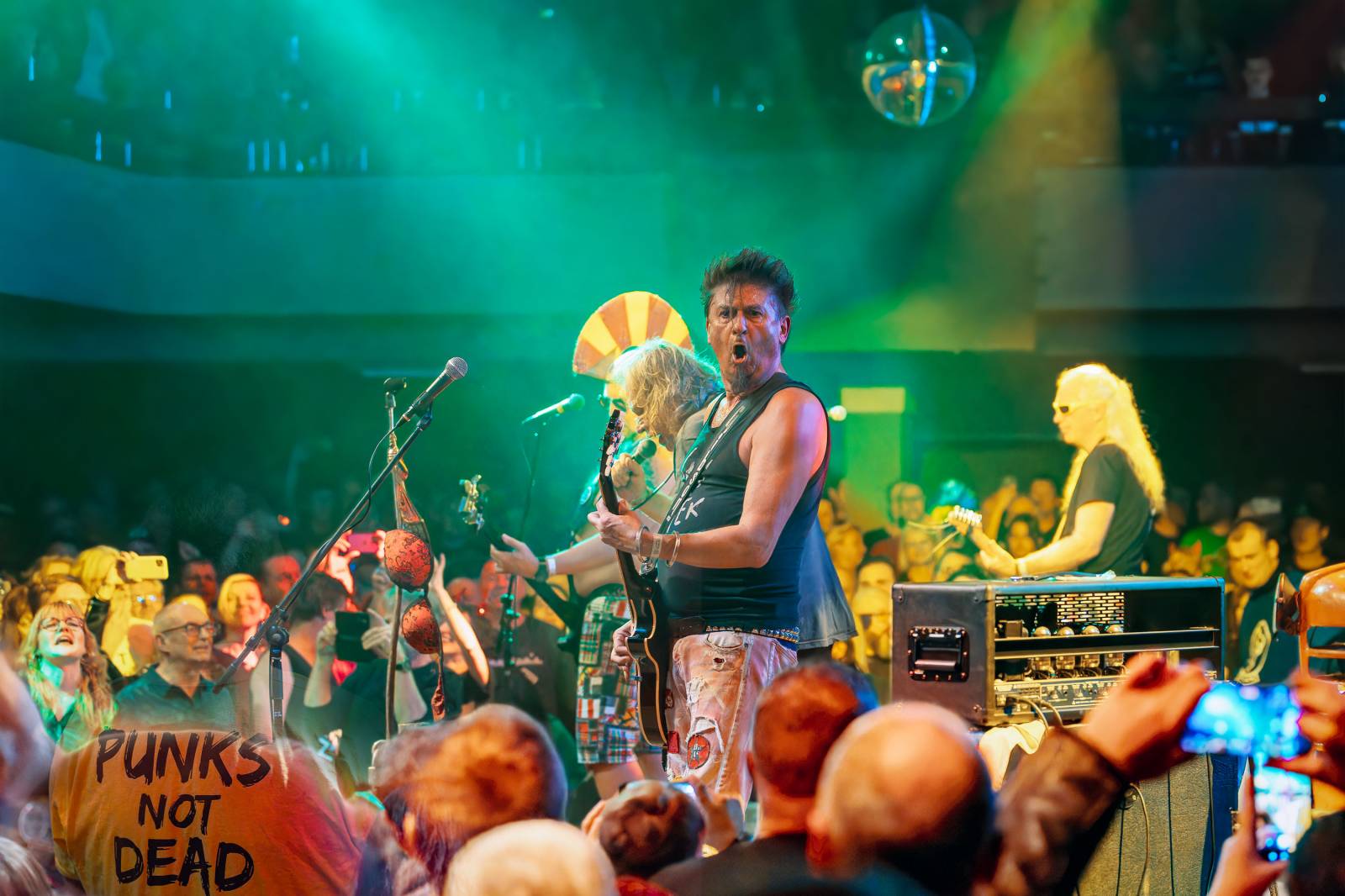 Visací zámek odehrál v Lucerna Music Baru poslední koncert letošního roku, oslavil jím 42 let na scéně