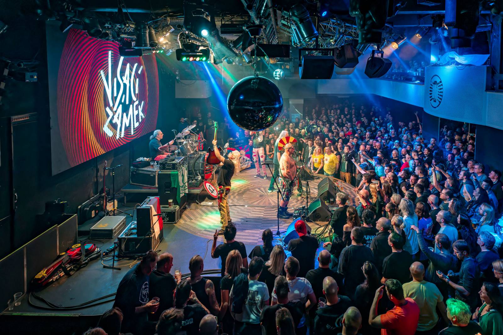 Visací zámek odehrál v Lucerna Music Baru poslední koncert letošního roku, oslavil jím 42 let na scéně