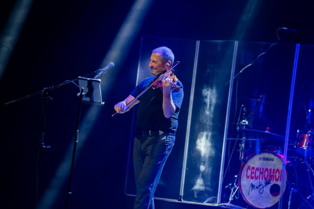 Čechomor zavítal s vánočním turné do Brna, doprovodila ho cimbalistka Anna Jagošová