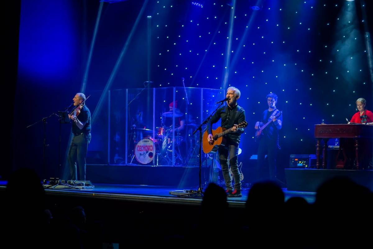 Čechomor zavítal s vánočním turné do Brna, doprovodila ho cimbalistka Anna Jagošová