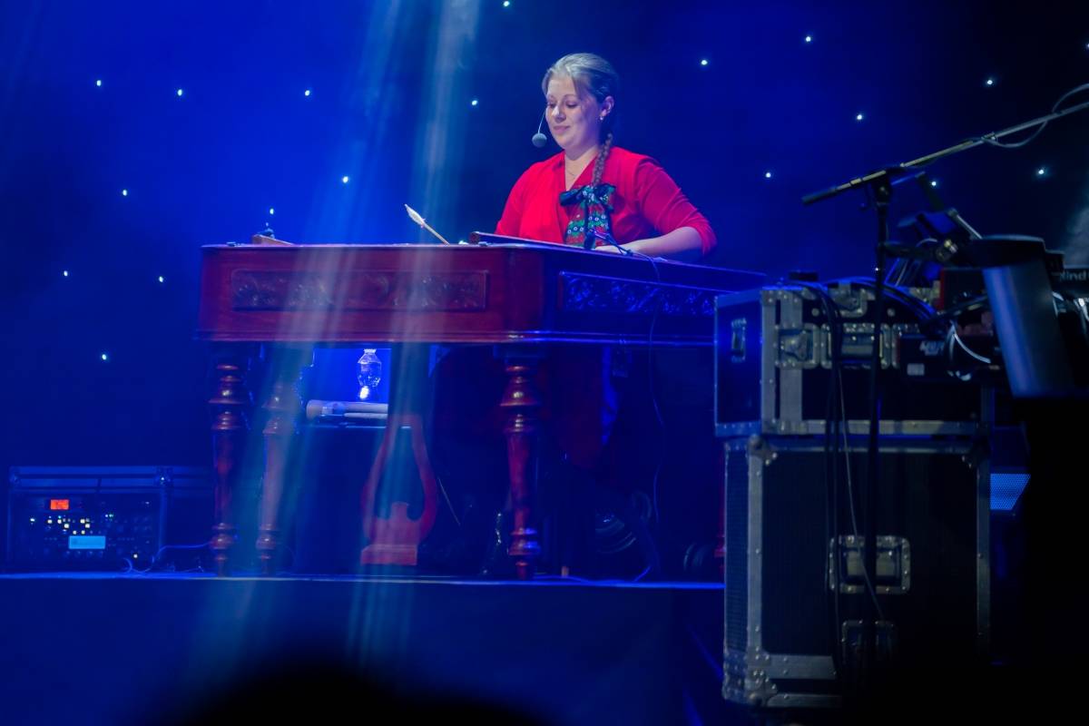 Čechomor zavítal s vánočním turné do Brna, doprovodila ho cimbalistka Anna Jagošová