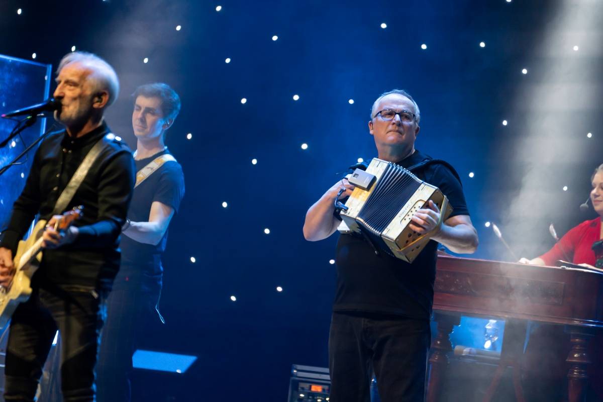 Čechomor zavítal s vánočním turné do Brna, doprovodila ho cimbalistka Anna Jagošová