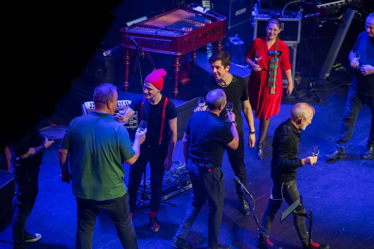 Čechomor zavítal s vánočním turné do Brna, doprovodila ho cimbalistka Anna Jagošová