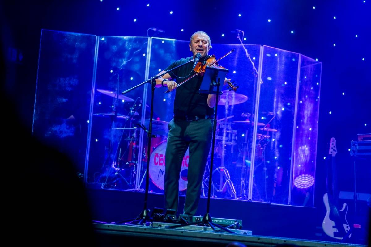 Čechomor zavítal s vánočním turné do Brna, doprovodila ho cimbalistka Anna Jagošová