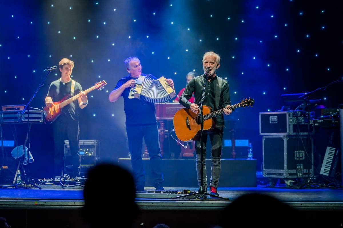 Čechomor zavítal s vánočním turné do Brna, doprovodila ho cimbalistka Anna Jagošová