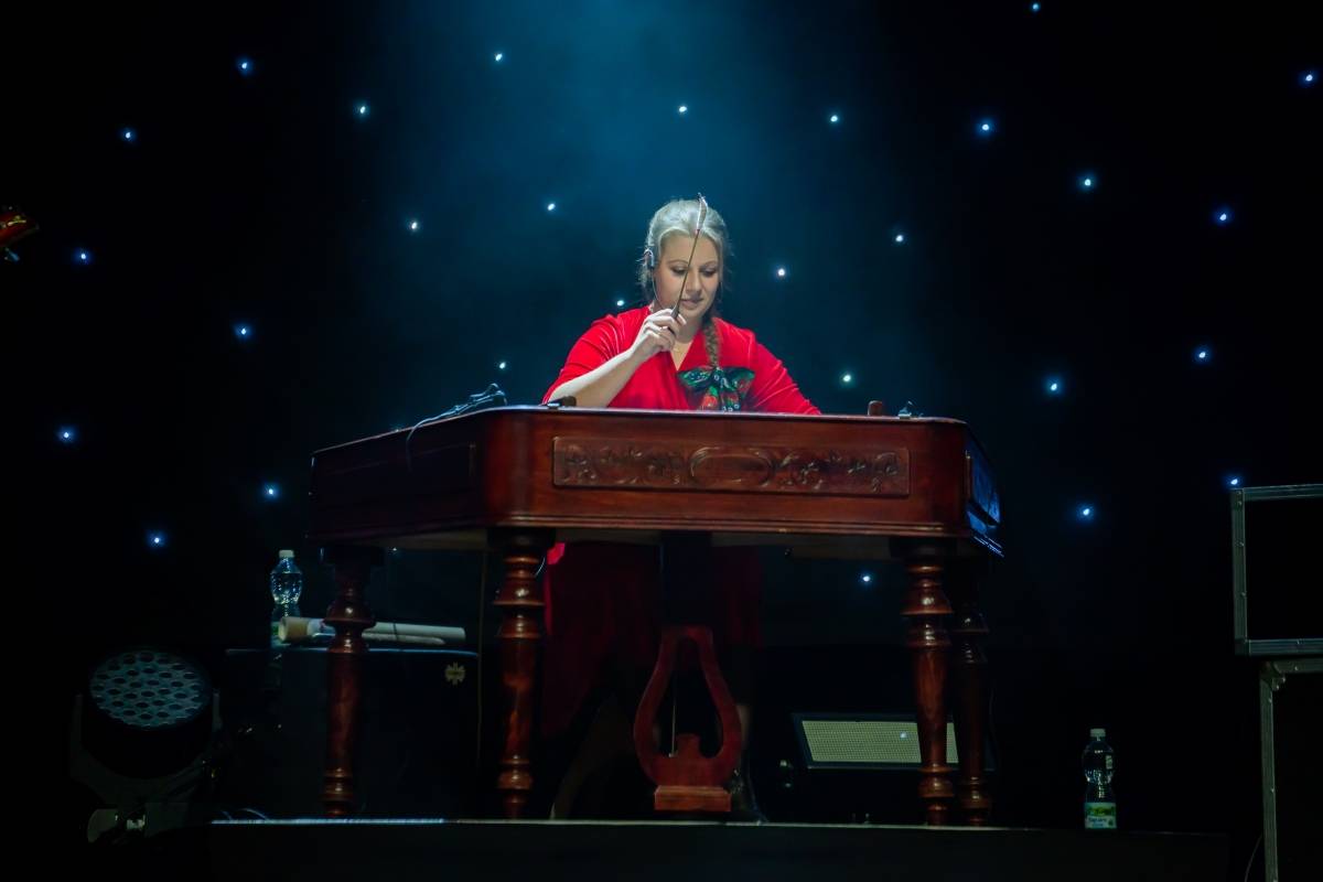 Čechomor zavítal s vánočním turné do Brna, doprovodila ho cimbalistka Anna Jagošová