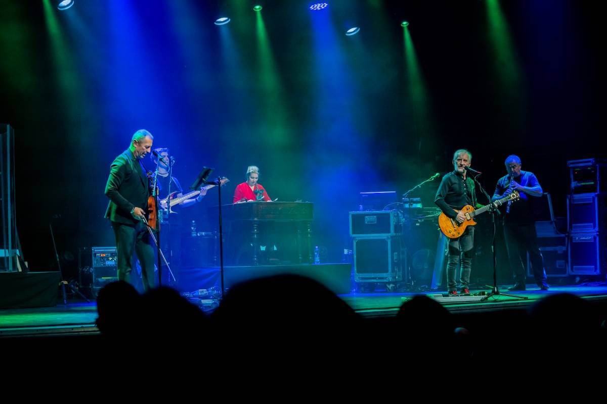 Čechomor zavítal s vánočním turné do Brna, doprovodila ho cimbalistka Anna Jagošová