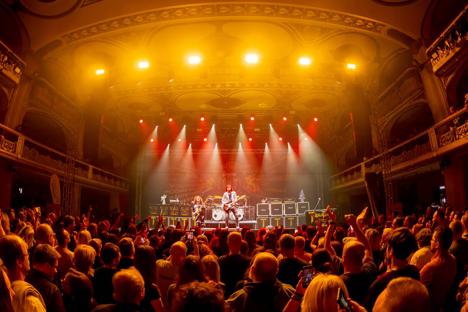 Vánoce po Slovensku. Tublatanka a Peter Nagy rozezpívali svými hity pražskou Lucernu