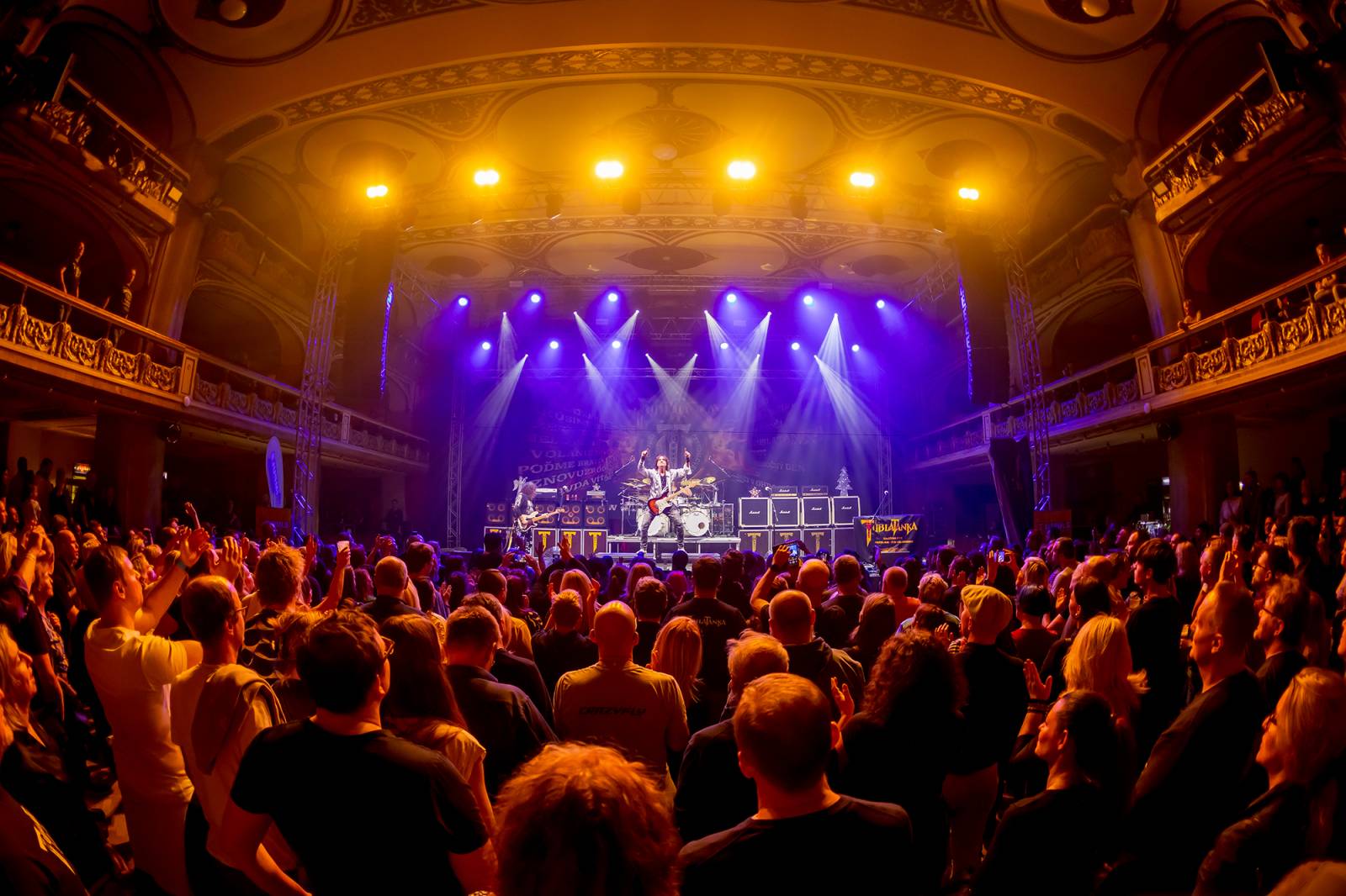 Vánoce po Slovensku. Tublatanka a Peter Nagy rozezpívali svými hity pražskou Lucernu