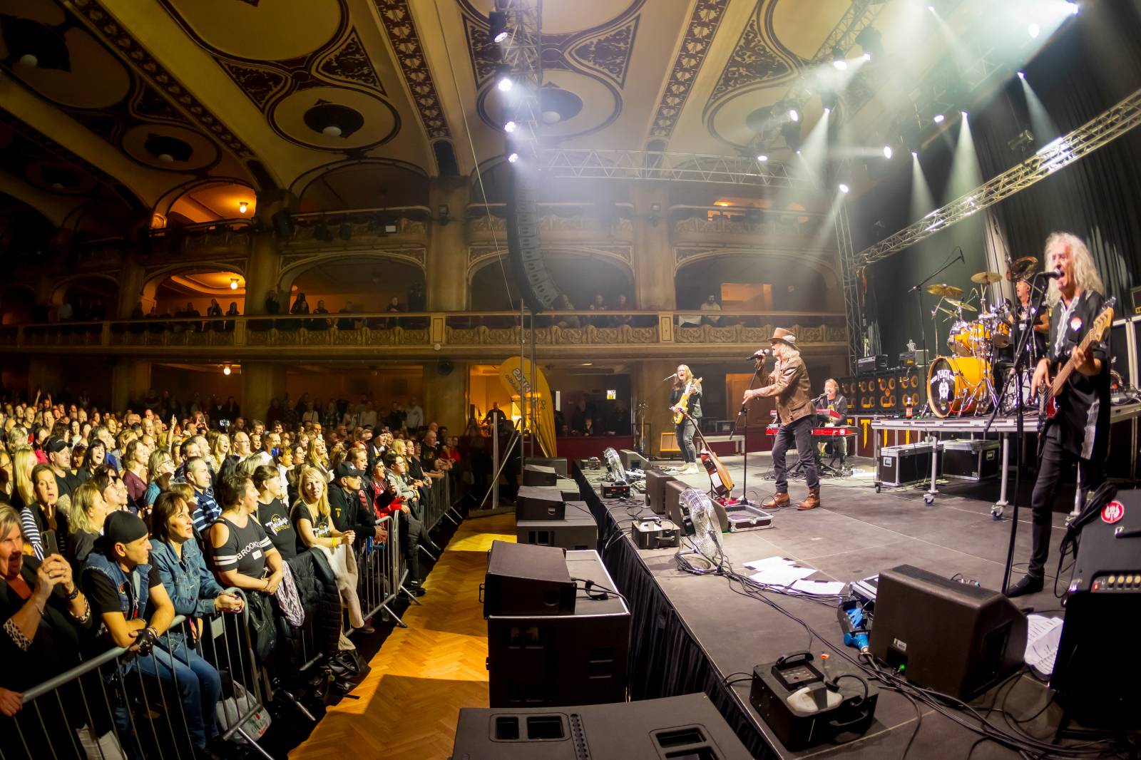 Vánoce po Slovensku. Tublatanka a Peter Nagy rozezpívali svými hity pražskou Lucernu