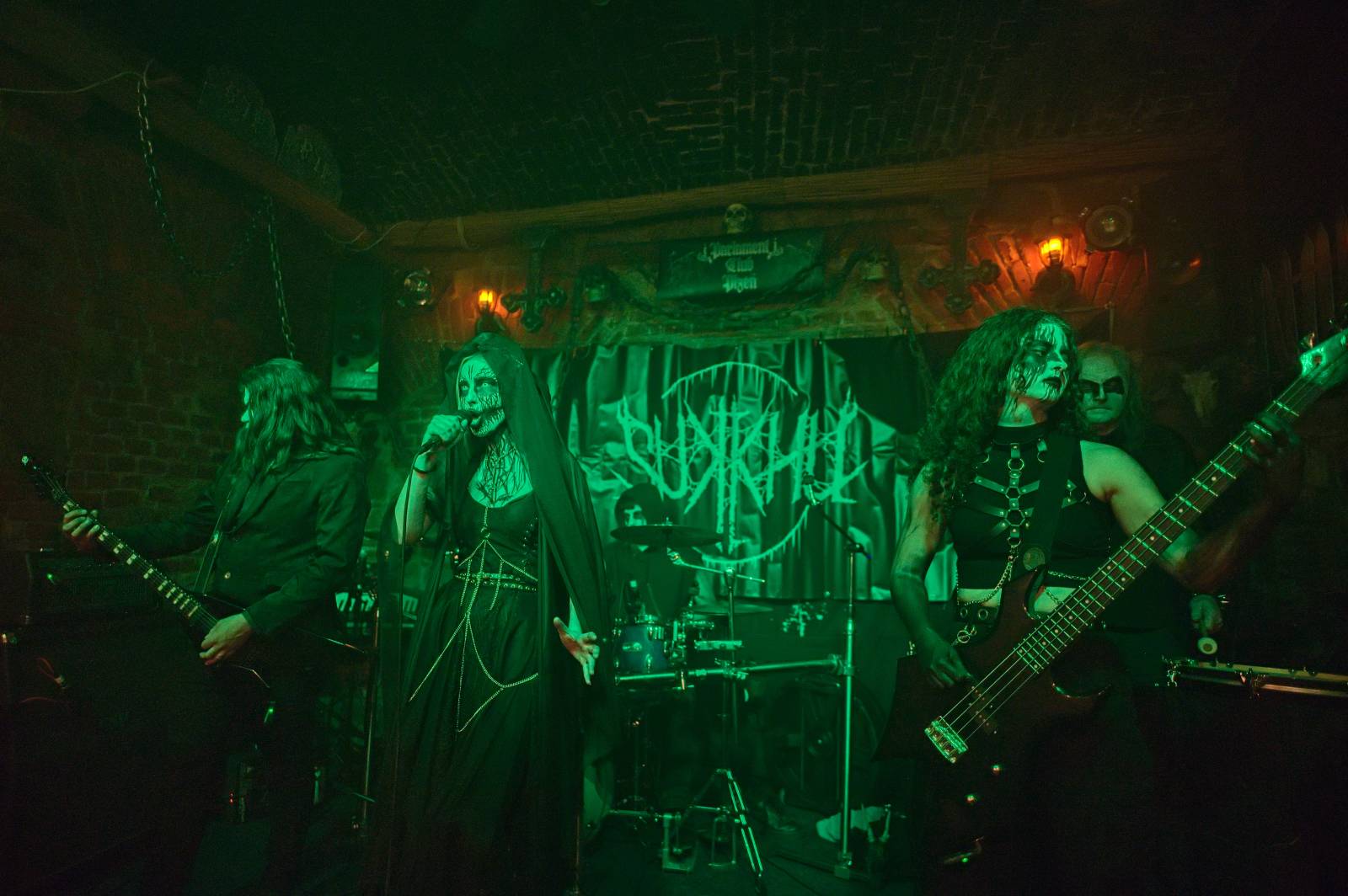 Rok 2024 objektivem fotografů | Martin Hanáček zachytil Metalfest, Pekelný ostrov i koncerty Tří sester, Visacího zámku či The Fialky