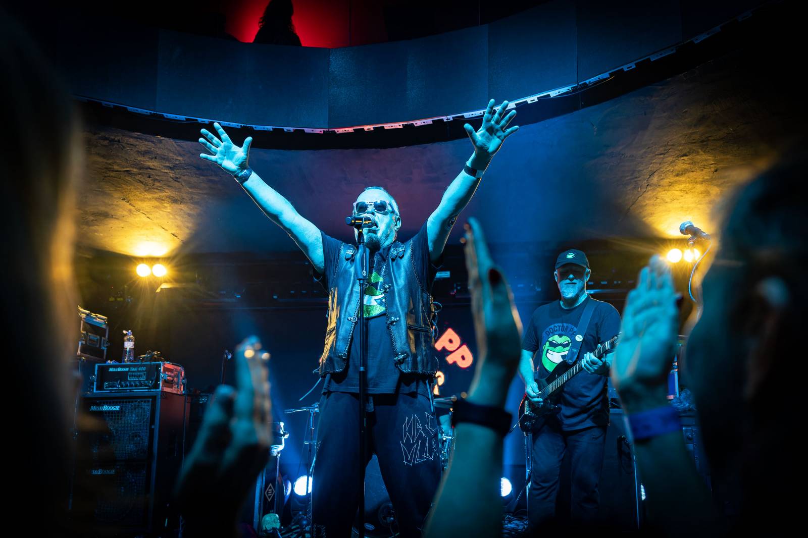 Tři sestry slavily Vánoce opět s Průšou, koncert v OX Clubu byl plný hitů, humoru a pozitivní energie