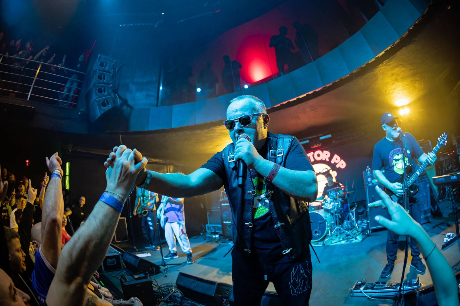 Tři sestry slavily Vánoce opět s Průšou, koncert v OX Clubu byl plný hitů, humoru a pozitivní energie