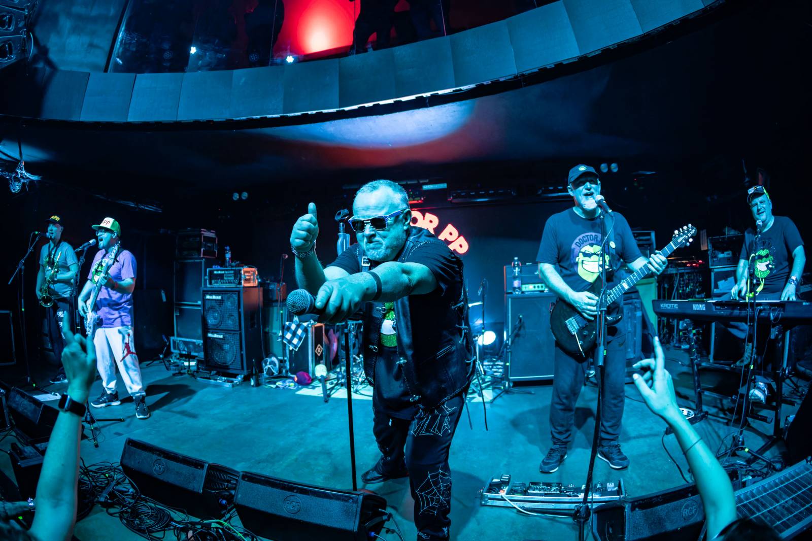 Tři sestry slavily Vánoce opět s Průšou, koncert v OX Clubu byl plný hitů, humoru a pozitivní energie