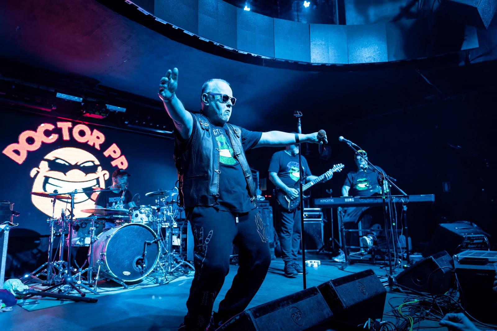 Tři sestry slavily Vánoce opět s Průšou, koncert v OX Clubu byl plný hitů, humoru a pozitivní energie