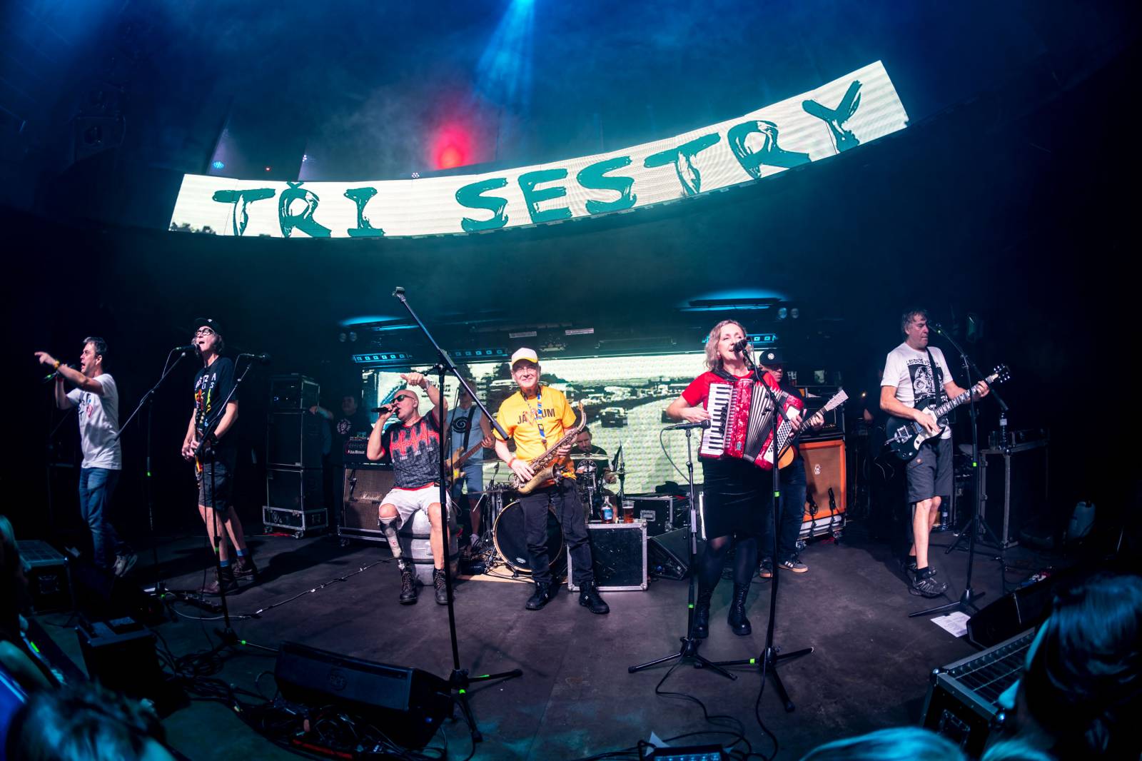 Tři sestry slavily Vánoce opět s Průšou, koncert v OX Clubu byl plný hitů, humoru a pozitivní energie