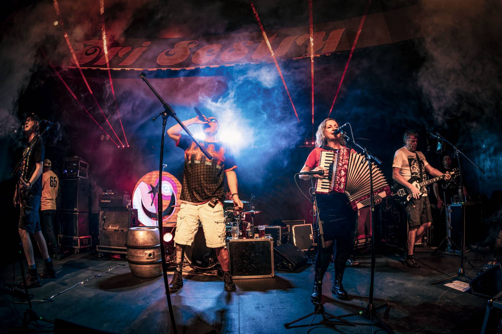 Tři sestry slavily Vánoce opět s Průšou, koncert v OX Clubu byl plný hitů, humoru a pozitivní energie