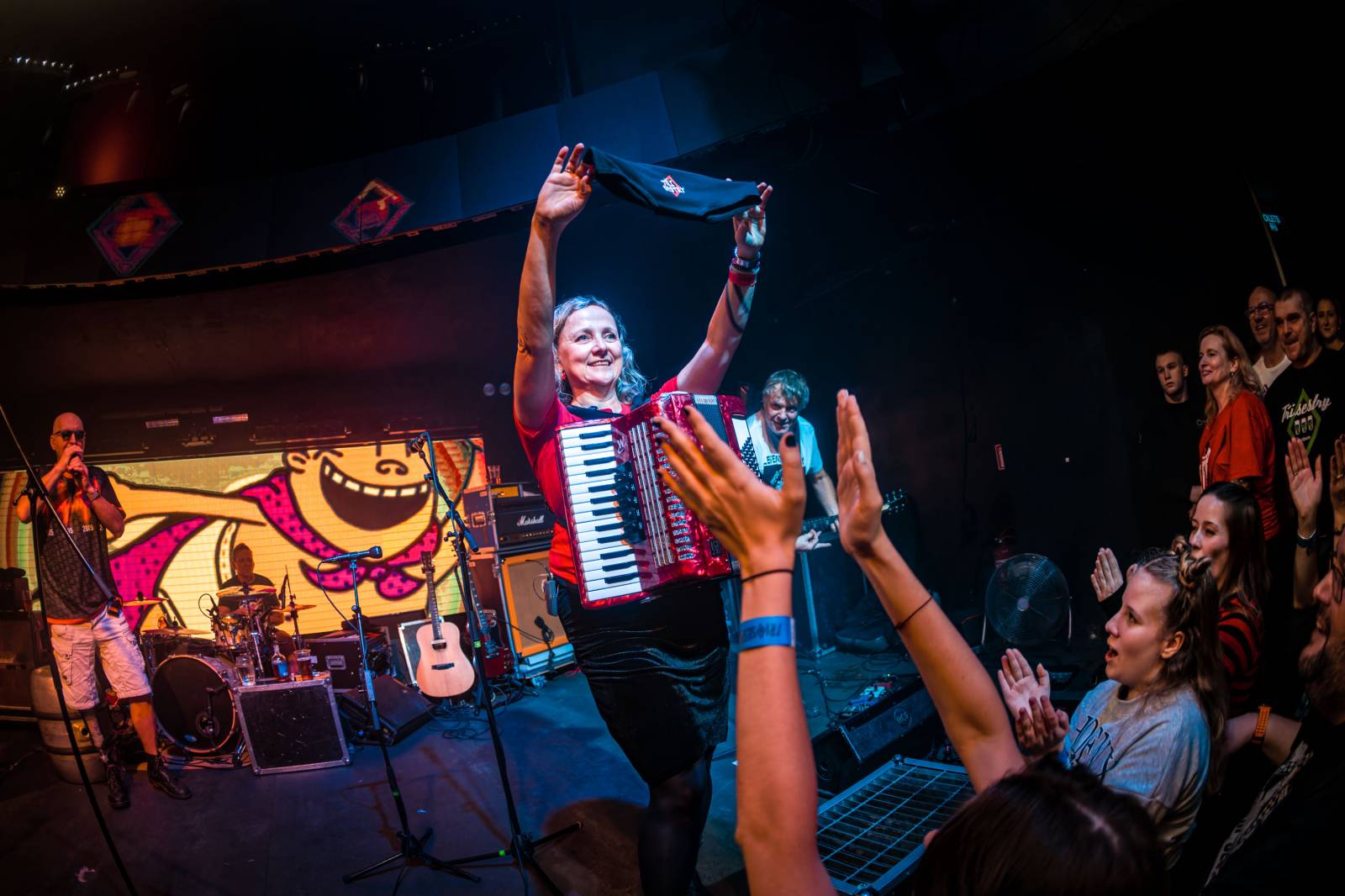 Tři sestry slavily Vánoce opět s Průšou, koncert v OX Clubu byl plný hitů, humoru a pozitivní energie