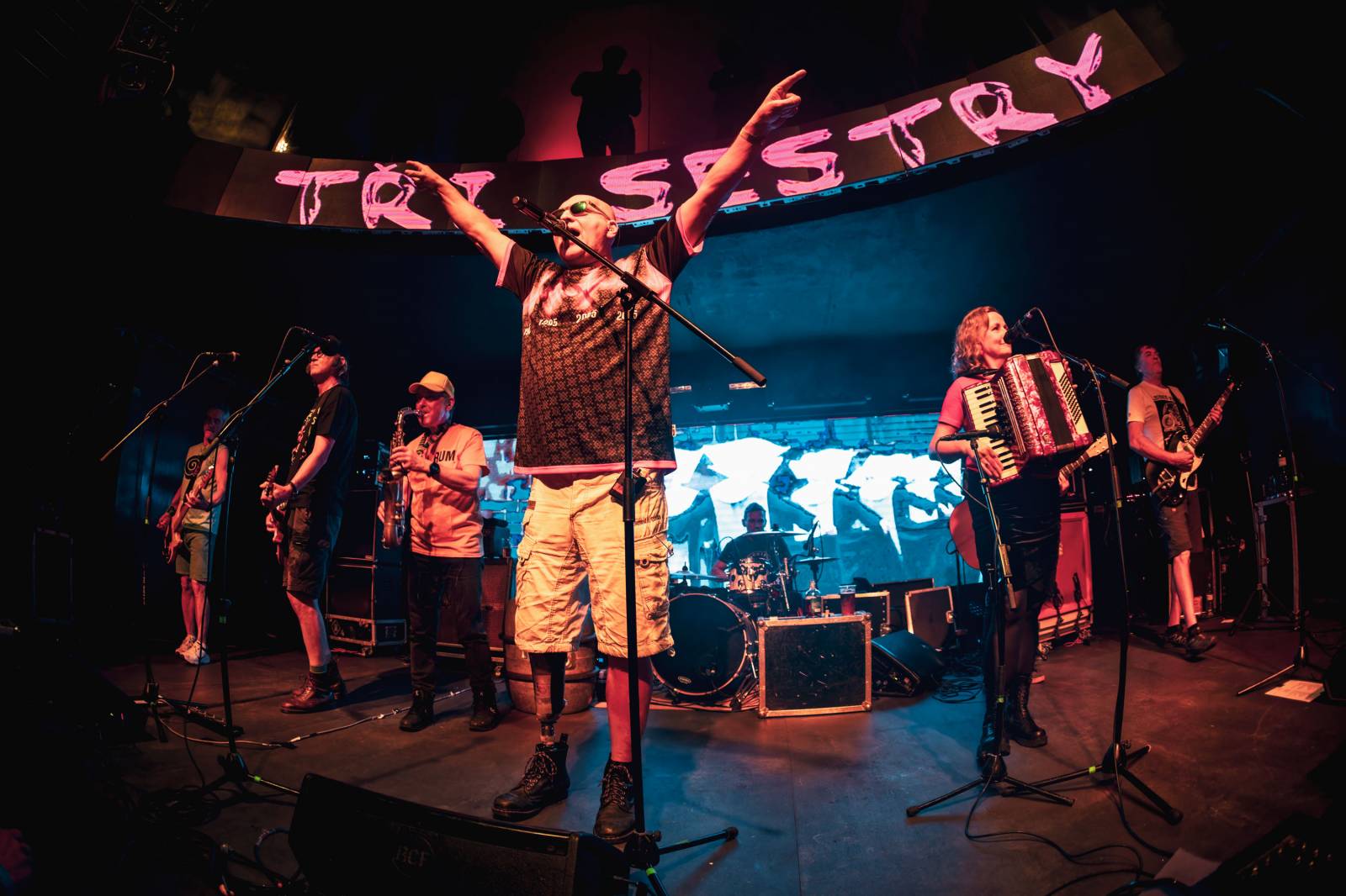 Tři sestry slavily Vánoce opět s Průšou, koncert v OX Clubu byl plný hitů, humoru a pozitivní energie