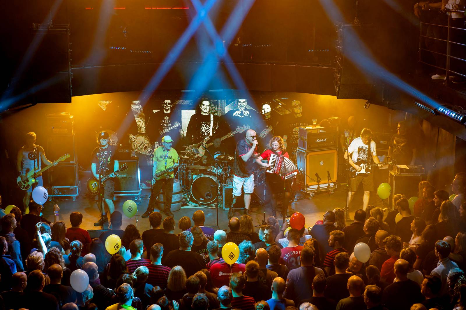 Tři sestry slavily Vánoce opět s Průšou, koncert v OX Clubu byl plný hitů, humoru a pozitivní energie