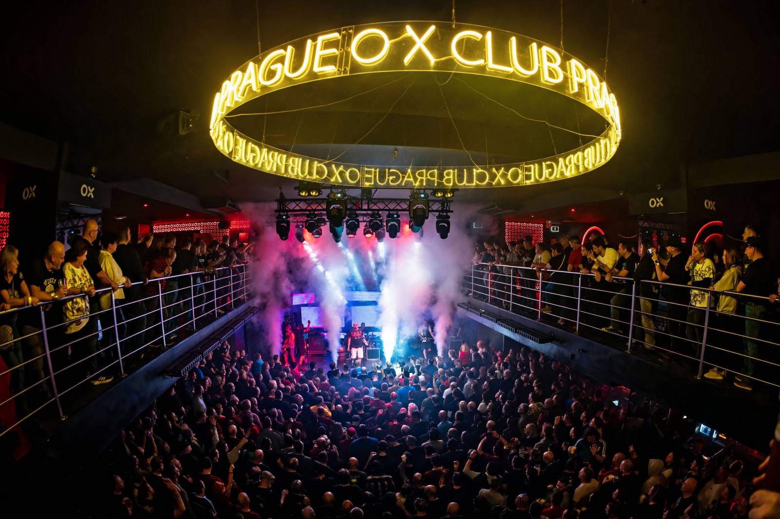 Tři sestry slavily Vánoce opět s Průšou, koncert v OX Clubu byl plný hitů, humoru a pozitivní energie