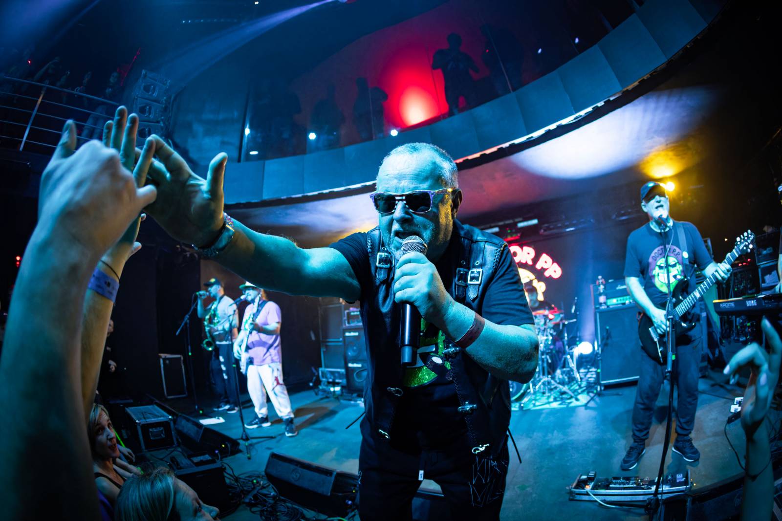 Tři sestry slavily Vánoce opět s Průšou, koncert v OX Clubu byl plný hitů, humoru a pozitivní energie