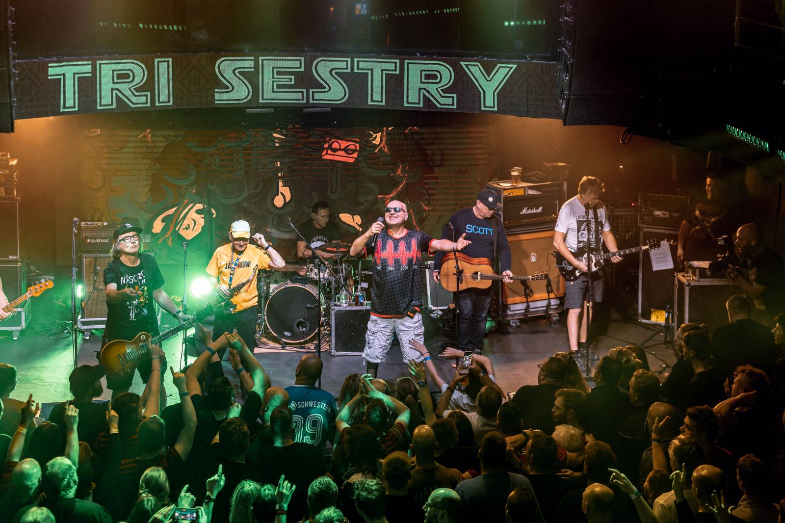 Tři sestry slavily Vánoce opět s Průšou, koncert v OX Clubu byl plný hitů, humoru a pozitivní energie