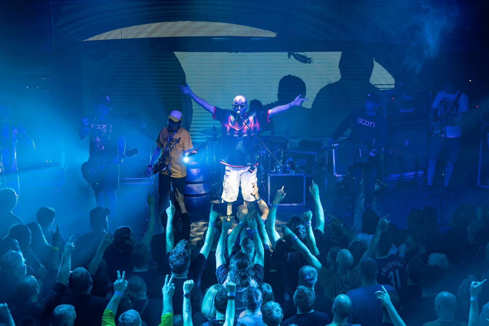 Tři sestry slavily Vánoce opět s Průšou, koncert v OX Clubu byl plný hitů, humoru a pozitivní energie