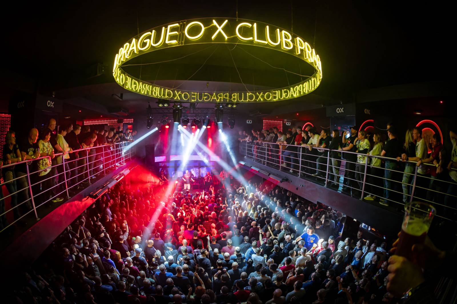 Tři sestry slavily Vánoce opět s Průšou, koncert v OX Clubu byl plný hitů, humoru a pozitivní energie