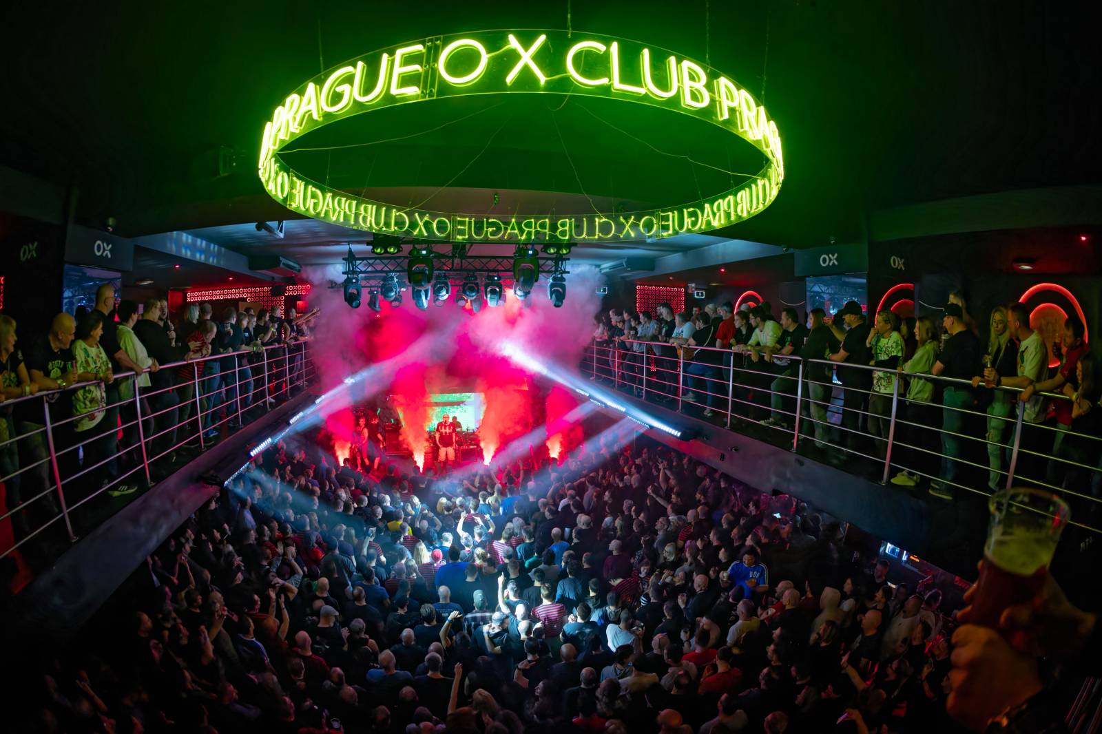 Tři sestry slavily Vánoce opět s Průšou, koncert v OX Clubu byl plný hitů, humoru a pozitivní energie