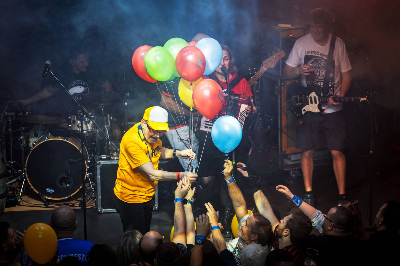 Tři sestry slavily Vánoce opět s Průšou, koncert v OX Clubu byl plný hitů, humoru a pozitivní energie