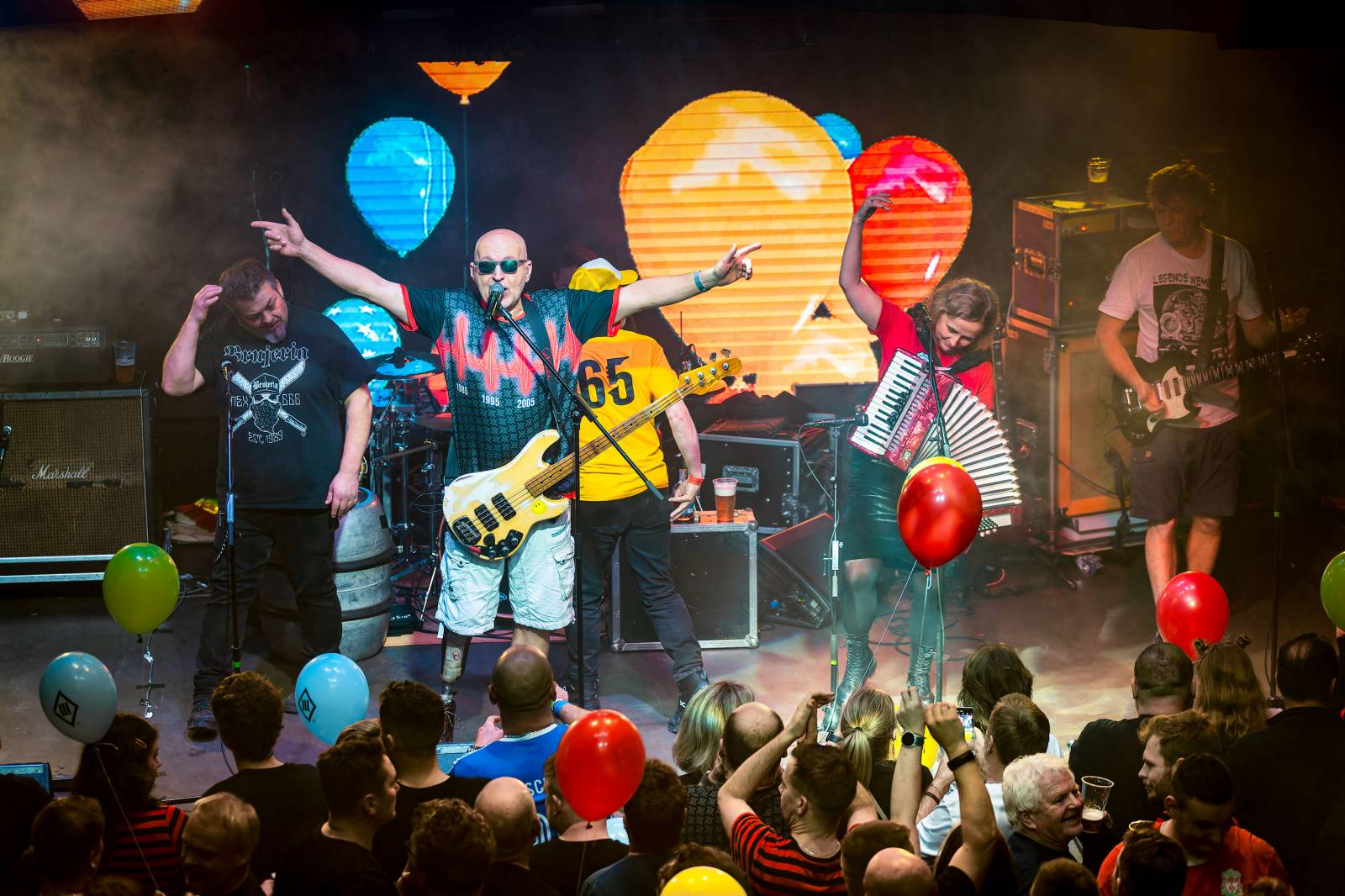 Tři sestry slavily Vánoce opět s Průšou, koncert v OX Clubu byl plný hitů, humoru a pozitivní energie