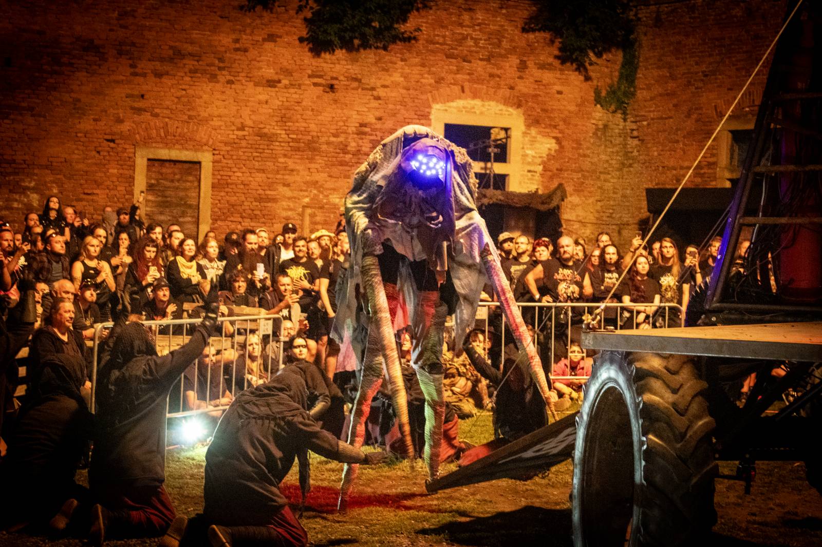 Rok 2024 objektivem fotografů | Nejtemnější vystoupení, nejkrásnější maska i nejlepší festivalový ohoz podle Lindy Míkové