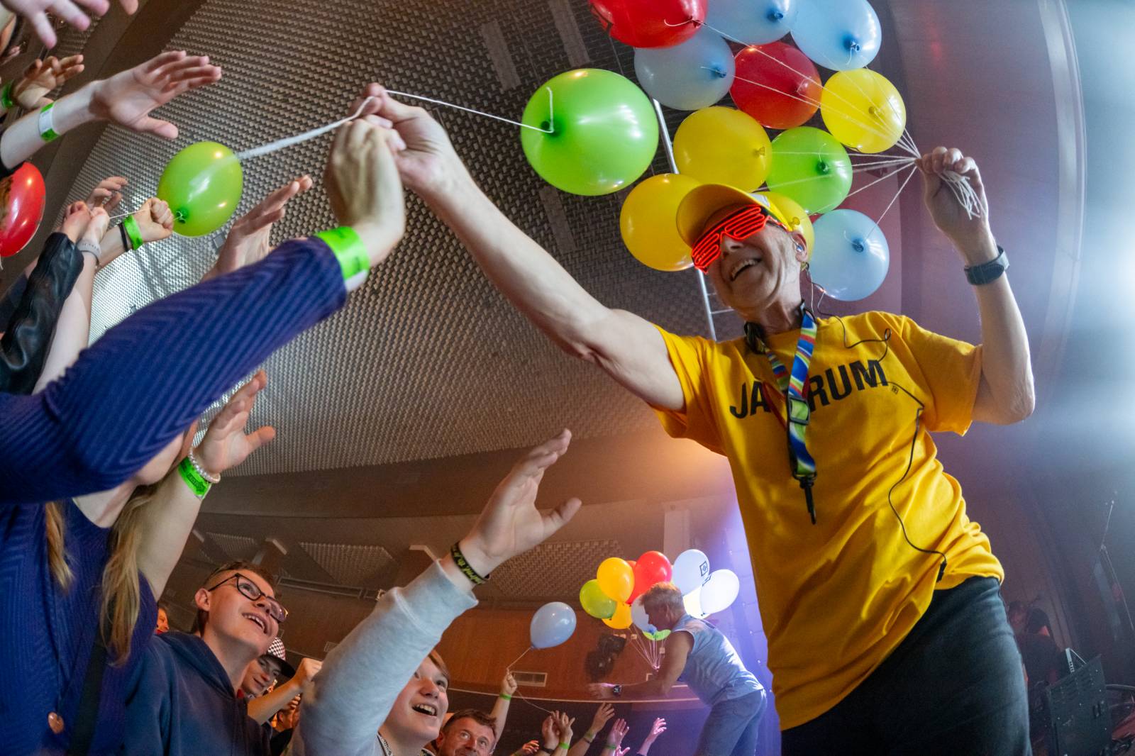 Rok 2024 objektivem fotografů | Hektická sezóna Jana Urbánka. Fotil Apocalypticu, The Black Eyed Peas i Depeche Mode