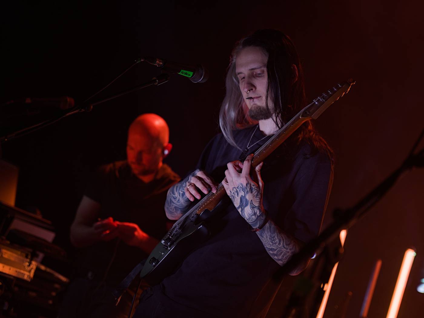 Bernth a Charles Berthoud zahájili v MeetFactory své Escape the Internet tour, hostoval jim Ola Englund