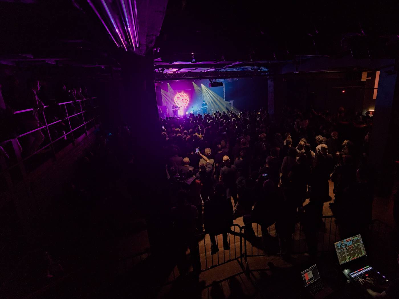 Bernth a Charles Berthoud zahájili v MeetFactory své Escape the Internet tour, hostoval jim Ola Englund