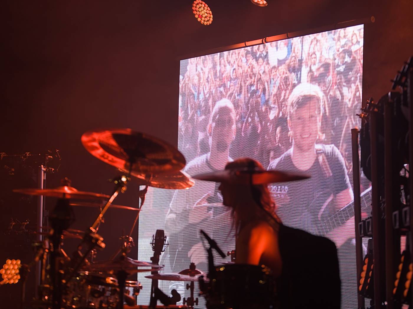 Bernth a Charles Berthoud zahájili v MeetFactory své Escape the Internet tour, hostoval jim Ola Englund