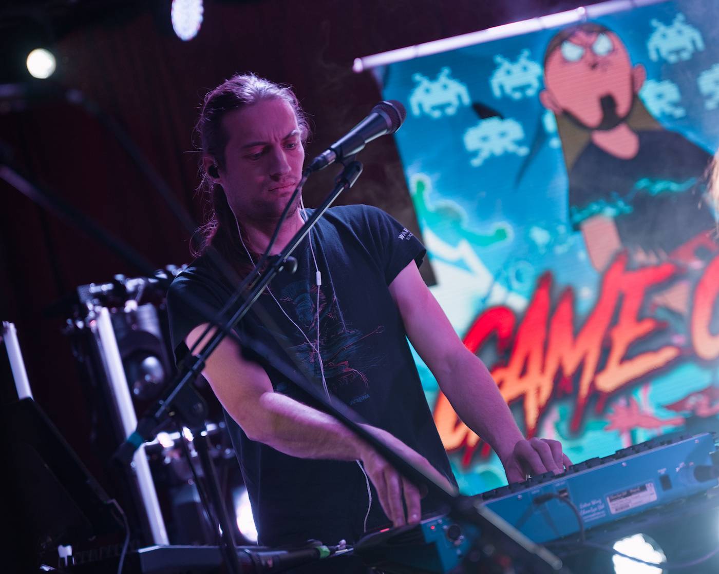 Bernth a Charles Berthoud zahájili v MeetFactory své Escape the Internet tour, hostoval jim Ola Englund