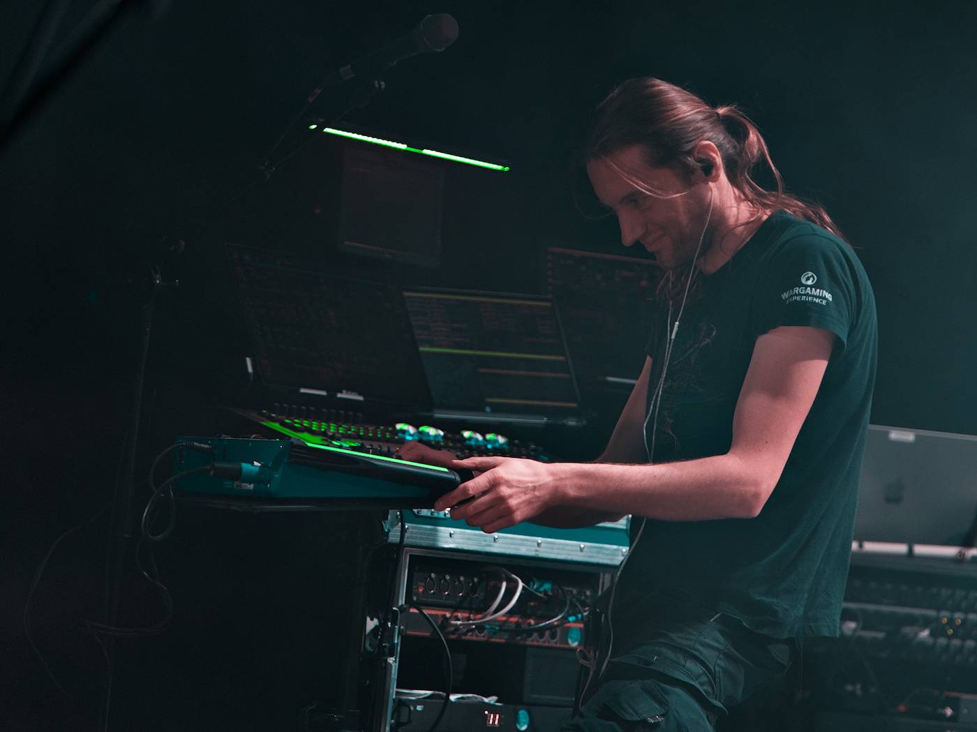 Bernth a Charles Berthoud zahájili v MeetFactory své Escape the Internet tour, hostoval jim Ola Englund