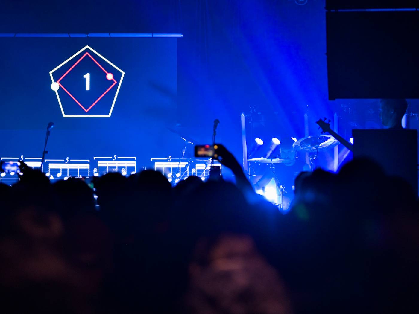 Bernth a Charles Berthoud zahájili v MeetFactory své Escape the Internet tour, hostoval jim Ola Englund